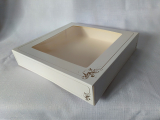 Krabica biela s okienkom 25x25x5 cm + zlatý ornament
