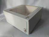 Krabica biela s okienkom 26x26x12 cm + zlatý ornament