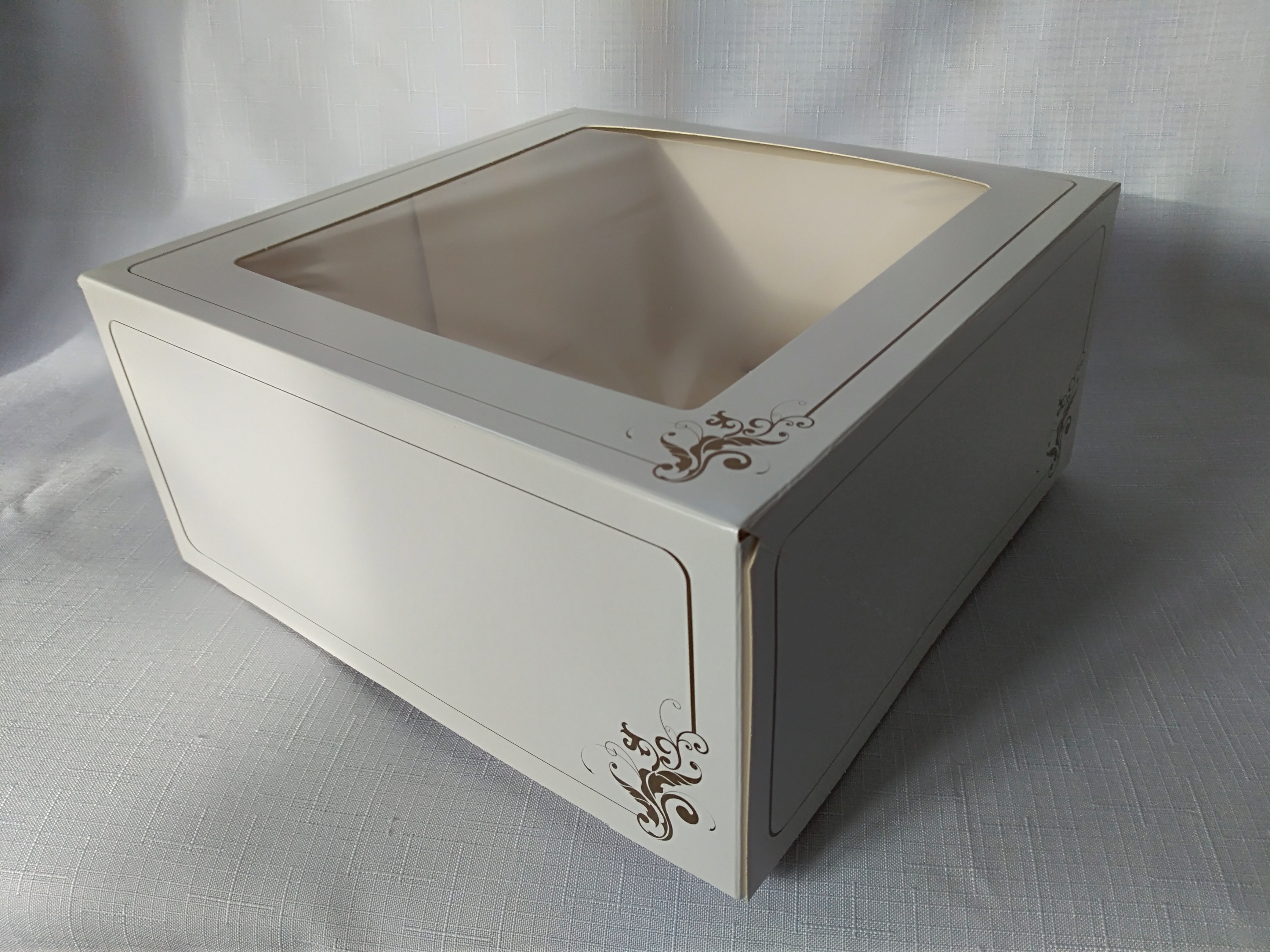 Krabica biela s okienkom 30x30x12 cm + zlatý ornament